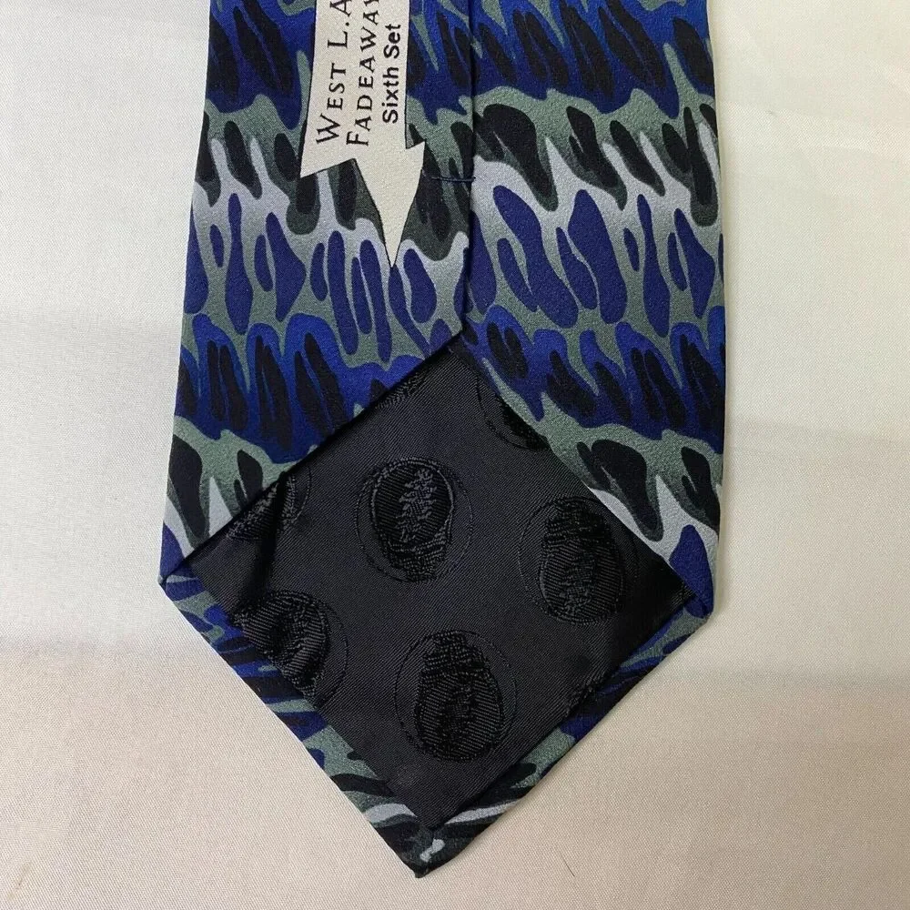 #6619 Grateful Dead Shades of Blue Mens Necktie. Tie